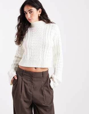 4th & Reckless - Gestrickter, hochgeschlossener Rollkragenpullover aus Baumwollmix in Cremeweiß mit Zopfmuster und kurze...