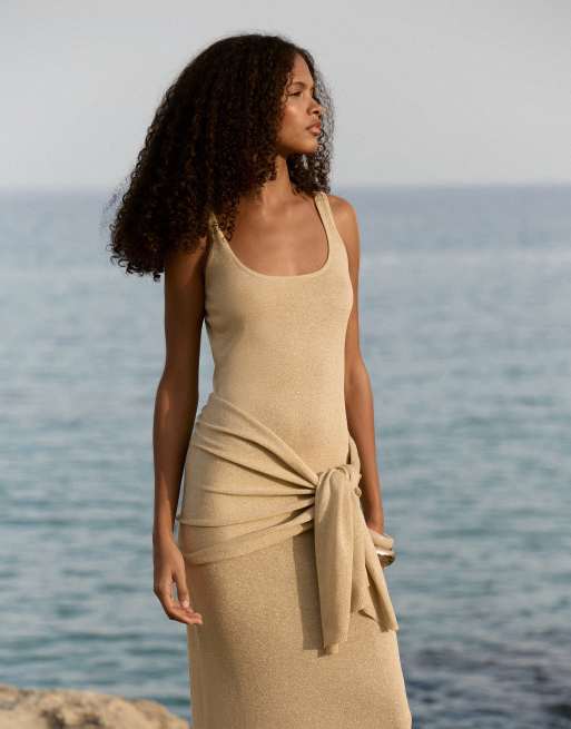4th & Reckless – Gestricktes Maxi-Strandkleid in Metallic-Gold mit drapiertem Schaldetail an der Taille, 3 von 4