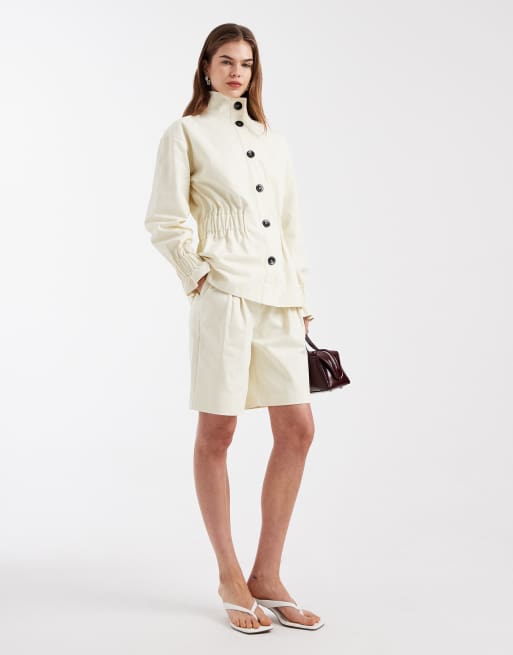 4th & Reckless - Giacca con collo a imbuto, bottoni e arricciatura in vita e pantaloncini color crema in coordinato