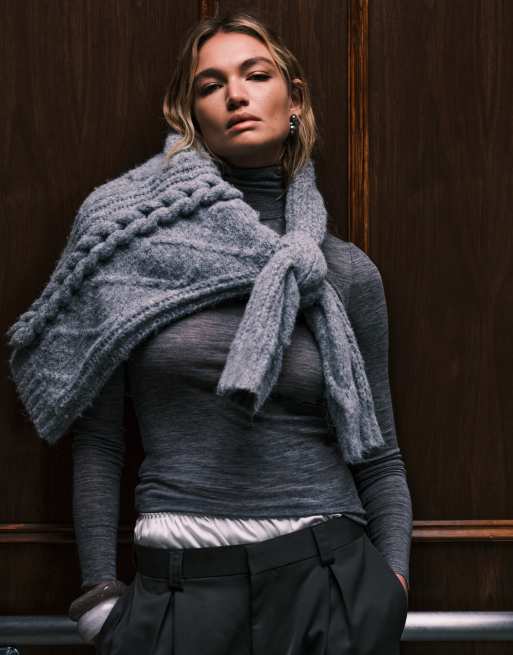 4th & Reckless – Grå, slouchy, fluffigt stickad tröja i oversize med flätstickade detaljer och sänkt axelsöm i ylletyg, 2 av 4