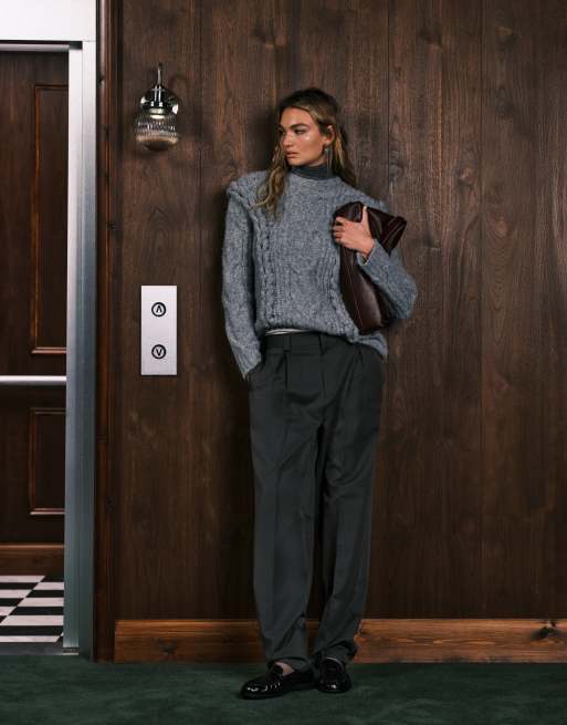 4th & Reckless – Grå, slouchy, fluffigt stickad tröja i oversize med flätstickade detaljer och sänkt axelsöm i ylletyg, 3 av 4