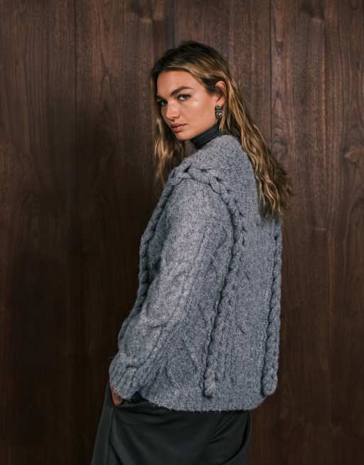 4th & Reckless – Grå, slouchy, fluffigt stickad tröja i oversize med flätstickade detaljer och sänkt axelsöm i ylletyg, 4 av 4