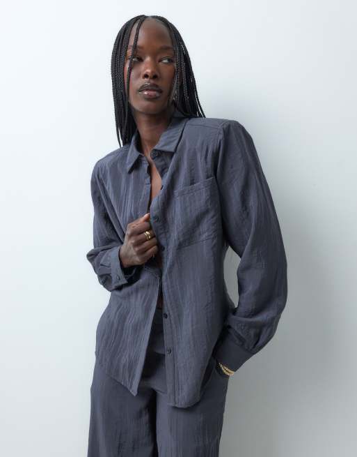 4th & Reckless – Set aus Nylon in Anthrazit, bestehend aus figurbetontem, tailliertem Hemd und Hose, 2 von 3