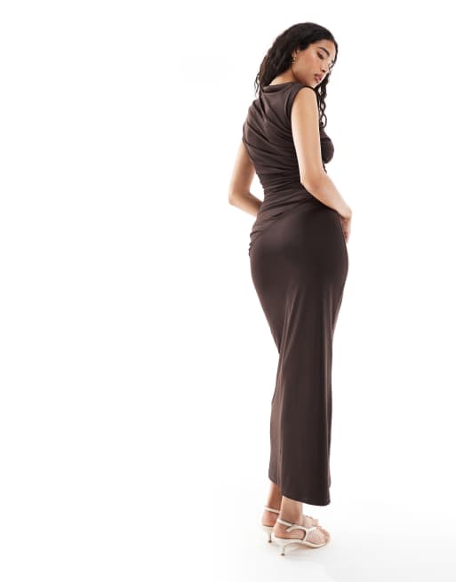 4th & Reckless – Hochgeschlossenes, ärmelloses Maxikleid aus anschmiegsamem, doppellagigem Material in Braun mit drapierter Taille, 3 von 4