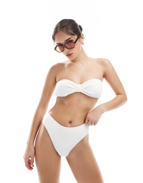 4th & Reckless - Hvidt sæt med bikinitop med bandeau-snit og knudedetalje og bikinitrusser i krølstof - view 1