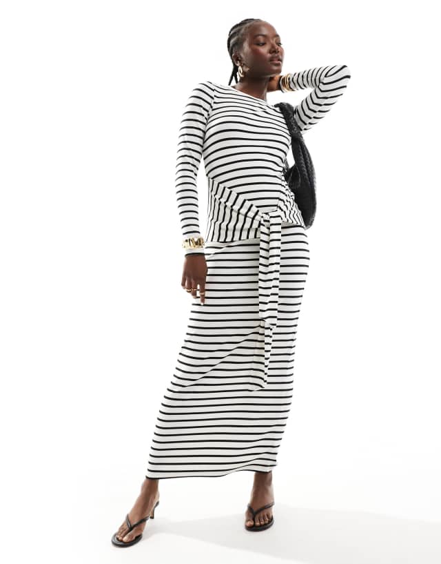 4th & Reckless knitted long sleeve tie front maxi dress in mono