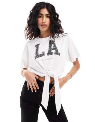 4th & Reckless - Kurzes Oversize-T-Shirt in Weiß mit gebundener Vorderseite und „LA"-Print