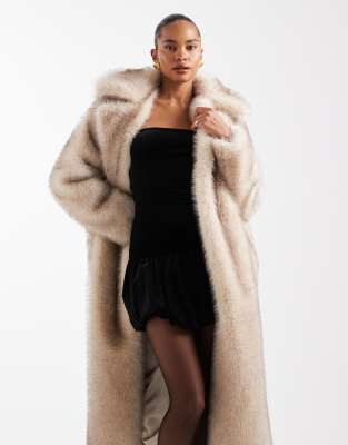 4th & Reckless - Langer Oversize-Mantel aus Kunstpelz in Beige mit Bindegürtel-Neutral