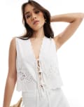 [4th & Reckless] 4th & Reckless linen blend cropped scallop edge tie front embroidered waistcoat in white (part of a set) 18 WHITE