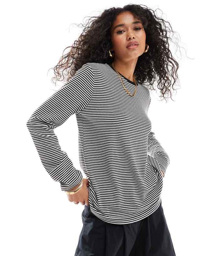 4th & Reckless - long sleeve embroidered logo top in black and white stripe