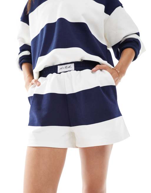 4th & Reckless - Marineblå og hvide sweat-shorts med broderet logo og striber i boksershortsstil, 3 af 5