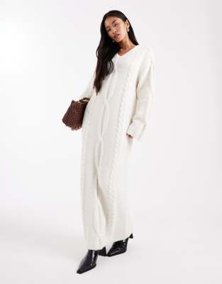 4th & Reckless - Maxi-Pulloverkleid aus Strick in Creme mit Zopfmuster, V-Ausschnitt und Woll-Look-Weiß
