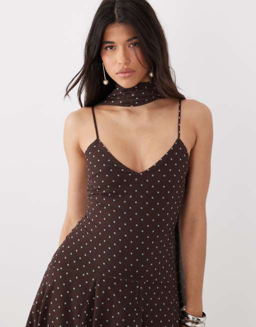 4th & Reckless – Maxi-Trägerkleid aus Chiffon in Schokobraun und Blau mit Schaldetail und Polka Dots, 2 von 4