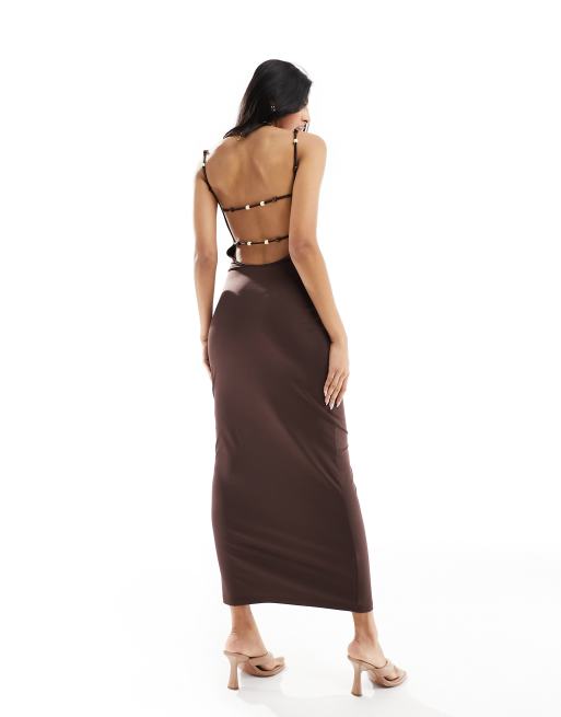 4th & Reckless – Maxi-Trägerkleid in Braun mit tiefem Rückenausschnitt und Perlendetail
