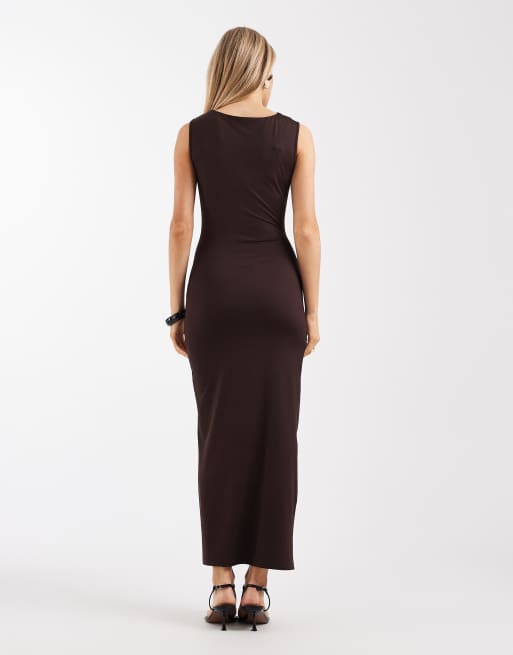 4th & Reckless - Mouwloze gerimpelde maxi jurk van gladde stof met rechte hals in chocoladebruin, 2 van 4
