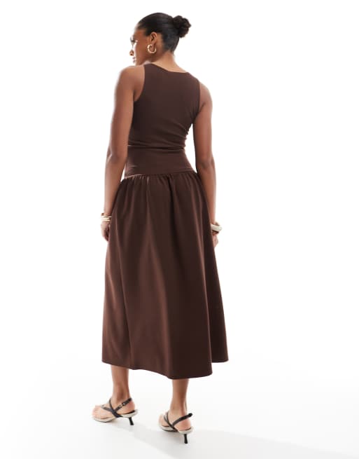 4th & Reckless - Mouwloze midaxi jurk met verlaagde taille en racerhals in chocoladebruin, 3 van 4