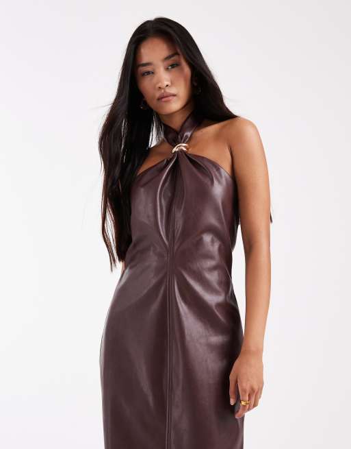 4th & Reckless – Neckholder-Maxikleid in burgunderroter Lederoptik mit goldfarbenem Metall-Zierknoten, 4 von 4