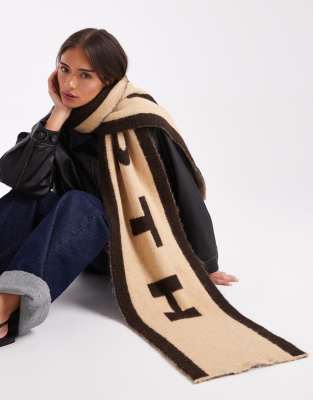 4th & Reckless - Oversize-Schal mit Wolloptik in Camel und Schokobraun mit kontrastierendem Logo-Bunt