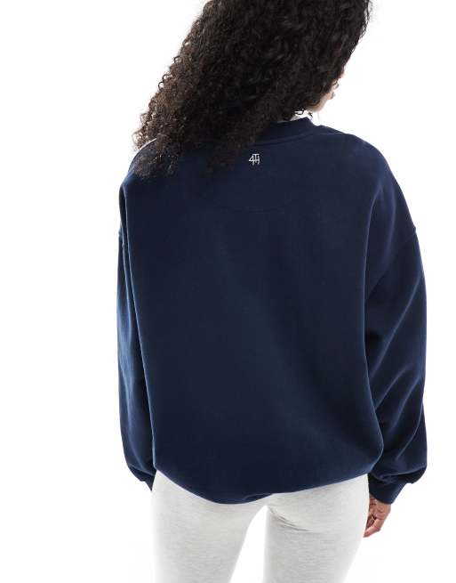 4th & Reckless - Oversized og marineblå sweatshirt med broderet 'Sports Club'-print, 3 af 4