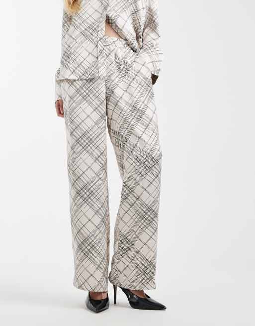 4th & Reckless - Pantalon d'ensemble ample en satin avec taille élastique et imprimé à carreaux - Blanc, 2 de 5