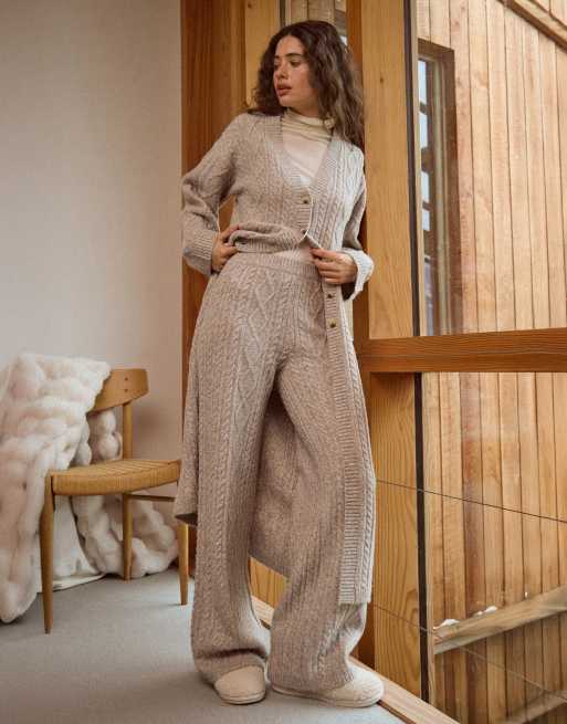 4th & Reckless - Cardigan lungo in maglia di misto lana a trecce e pantaloni a fondo ampio color tortora in coordinato, 3 di 3
