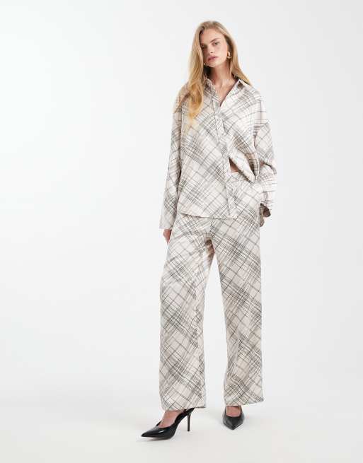 4th & Reckless - Coordinato in raso bianco a quadri con camicia con polsini profondi e pantaloni allacciati in vita, 2 di 3