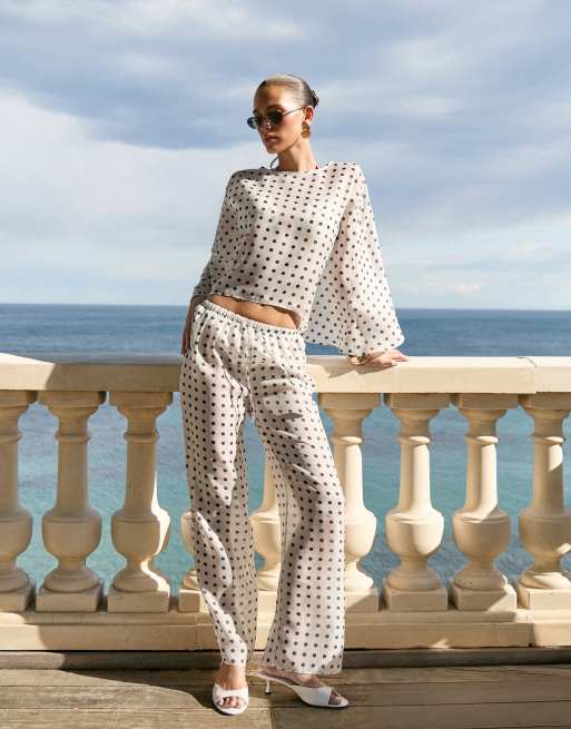4th & Reckless - Conjunto playero blanco con estampado de lunares de pantalones de pernera ancha y top estilo capa de malla transparente, 3 de 3