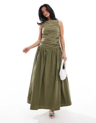 4th & Reckless Petite - Ärmelloses Maxikleid aus Popeline in Khaki mit Raffung und tiefer Taille-Grün