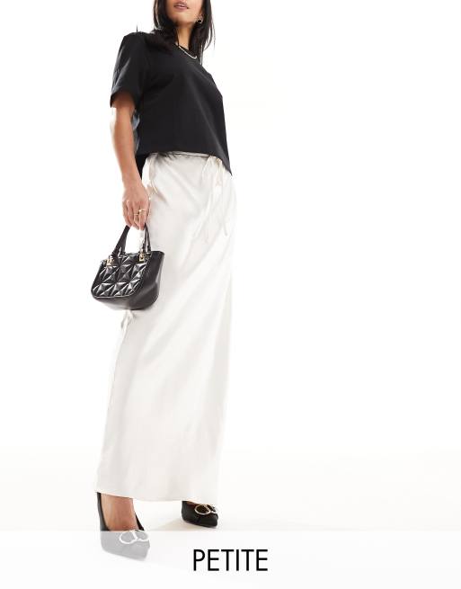 4th & Reckless Petite - Cremehvid maxinederdel med løbesnor i taljen i satin - Kun hos ASOS