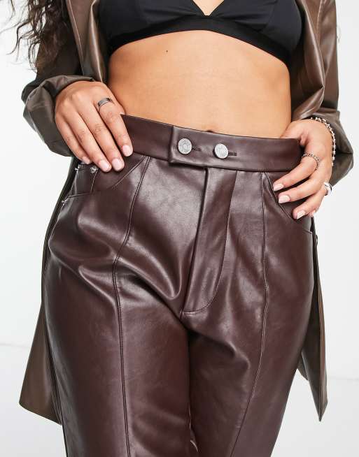 4th & Reckless Petite – Exclusive – Hose aus Kunstleder in Dunkelbraun mit geradem Bein, 3 von 4