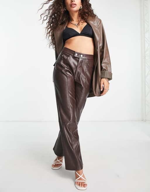 4th & Reckless Petite – Exclusive – Hose aus Kunstleder in Dunkelbraun mit geradem Bein, 4 von 4