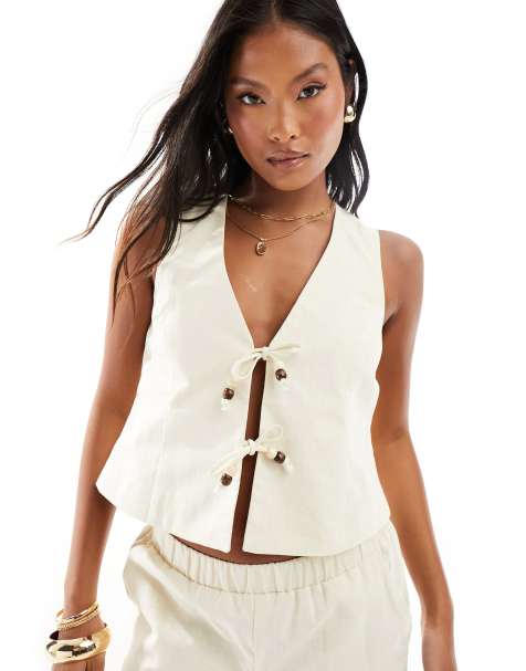 4th & Reckless Petite - Exclusivité - Gilet d'ensemble de tailleur avec liens à perles noués sur le devant - Crème - view 1