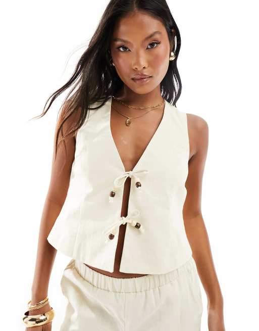 4th & Reckless Petite - Exclusivité - Gilet d'ensemble de tailleur avec liens à perles noués sur le devant - Crème