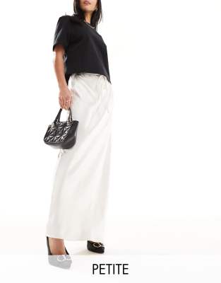 4th & Reckless Petite – Exklusiver Maxirock mit Taillenschnürung aus Satin in Creme