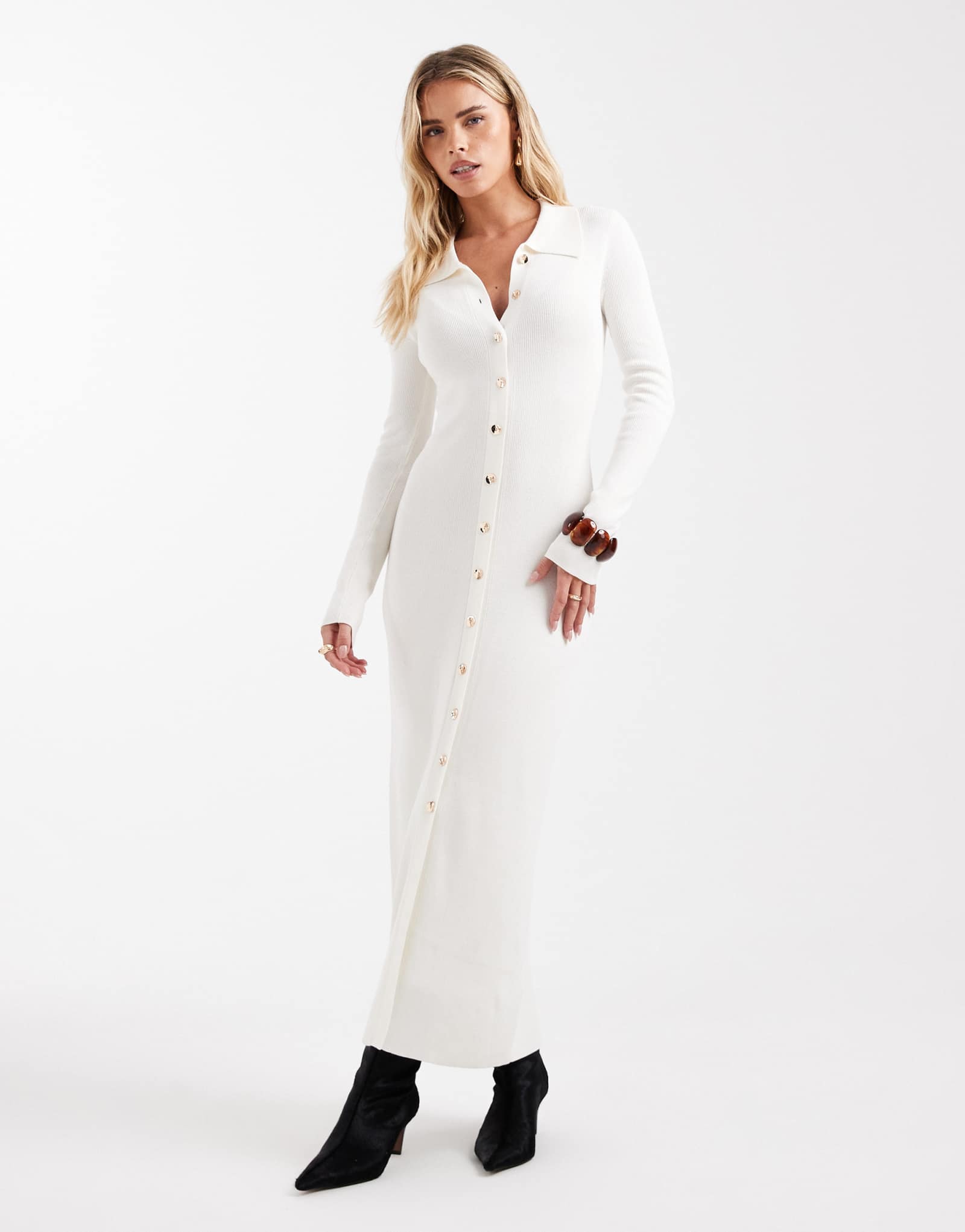 4-е и бесшабашное миниатюрное платье макси кремового цвета из тонкого трикотажа в рубчик с воротником на пуговицах