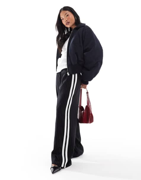 4th & Reckless Petite - Gestreepte broek met wijde pijpen en zijstreep in zwart met krijtstreep - view 1