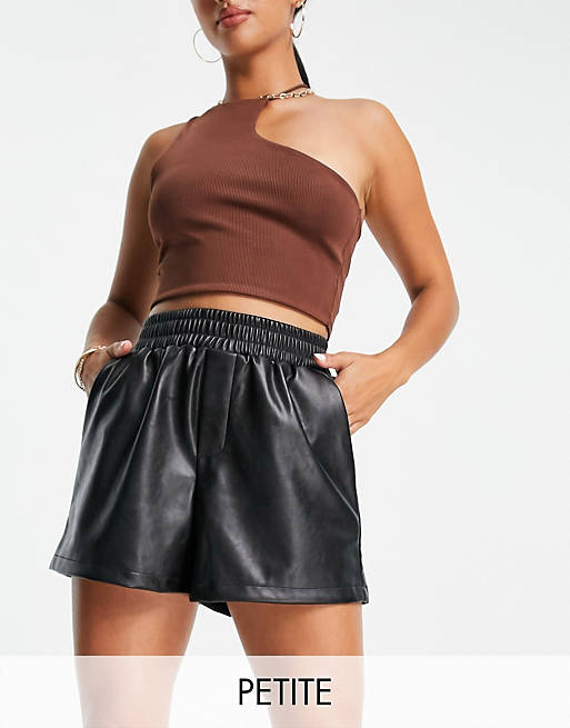 4th & Reckless Petite leather look short with shirred waistband in black