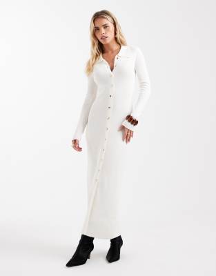 4th & Reckless Petite - Maxikleid aus fein geripptem Strick in Cremeweiß mit Knopfleiste und Kragendetail