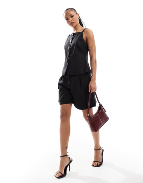 4th & Reckless Petite – Set aus ärmelloser Weste mit eckigem Ausschnitt und Knopfleiste sowie Longline-Cargo-Shorts, in Schwarz - view 1