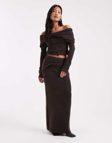4th & Reckless Petite - Strikket chokoladebrunt sæt med maxinederdel og offshoulder-trøje med snoet detalje - view 1