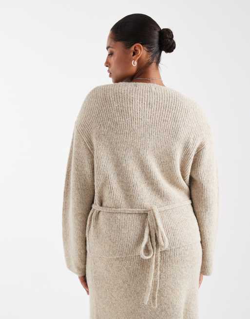4th & Reckless Plus – Beige, mjuk, stickad kofta med omlottdesign med knytning i ylletyg, del av set, 3 av 4