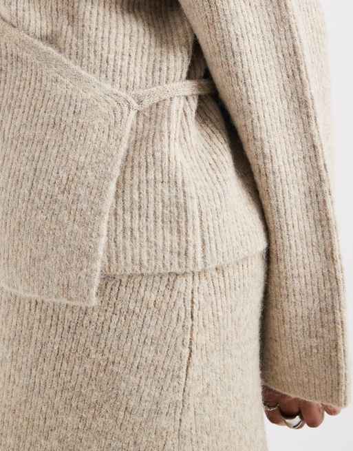 4th & Reckless Plus – Beige, mjuk, stickad kofta med omlottdesign med knytning i ylletyg, del av set, 4 av 4