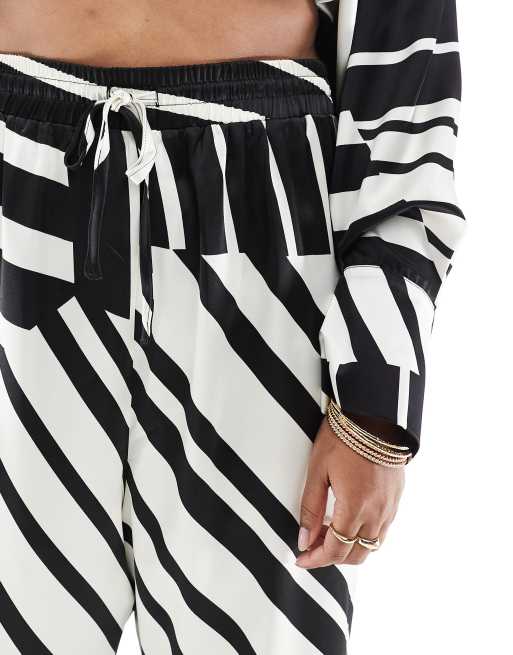 4th & Reckless - Plus - Broek van satijn met wijde pijpen en print in zwart-wit, deel van co-ord set, 4 van 5