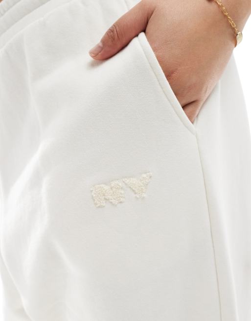 4th & Reckless Plus - Exclusives - Bouclé joggingbroek met NY-logo in reliëf in crème, deel van co-ord set, 3 van 5