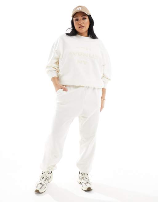 4th & Reckless Plus - Exclusives - Bouclé joggingbroek met NY-logo in reliëf in crème, deel van co-ord set, 5 van 5