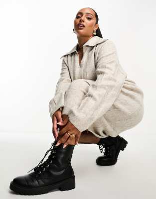 4th & Reckless Plus - Exclusives - Gebreide midi-jurk met oversized kraag en V-hals in stone