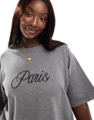 4th & Reckless Plus - Exklusiv - T-Shirt aus Strick in Grau mit „Paris"-Aufschrift und Logo