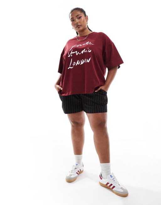 4th & Reckless Plus – T-Shirt in Burgunderrot mit „Fourth Studio London“-Motiv, 2 von 4