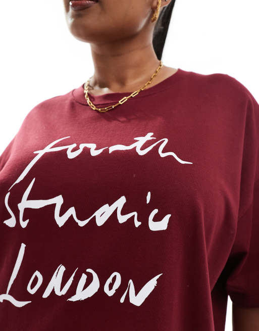4th & Reckless Plus – T-Shirt in Burgunderrot mit „Fourth Studio London“-Motiv, 4 von 4