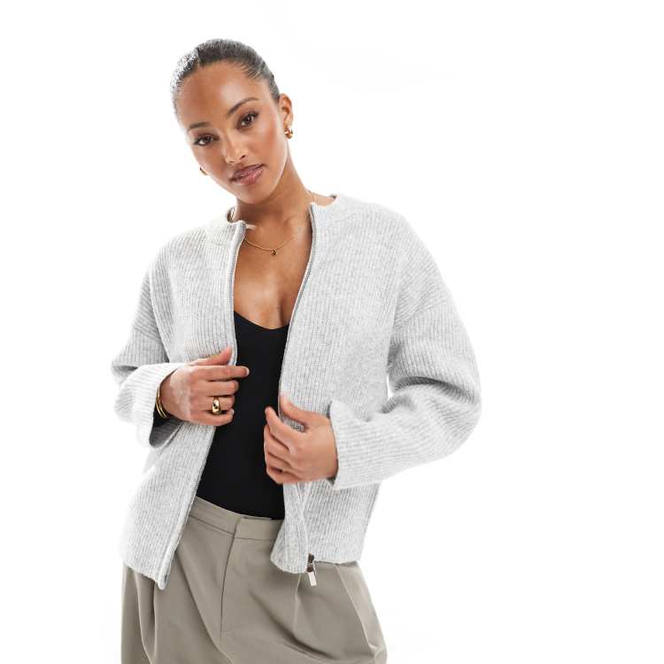 208439987-1-grey?$n_750w$&wid=